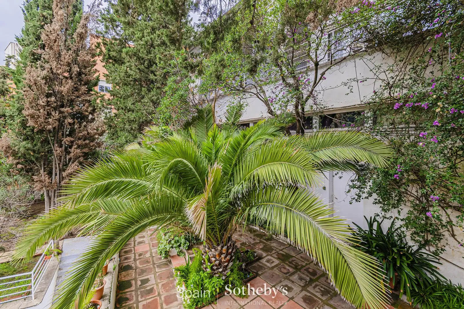 Vista exterior de Casa o xalet en venda en Barcelona amb Aire condicionat, Calefacció i Jardí privat