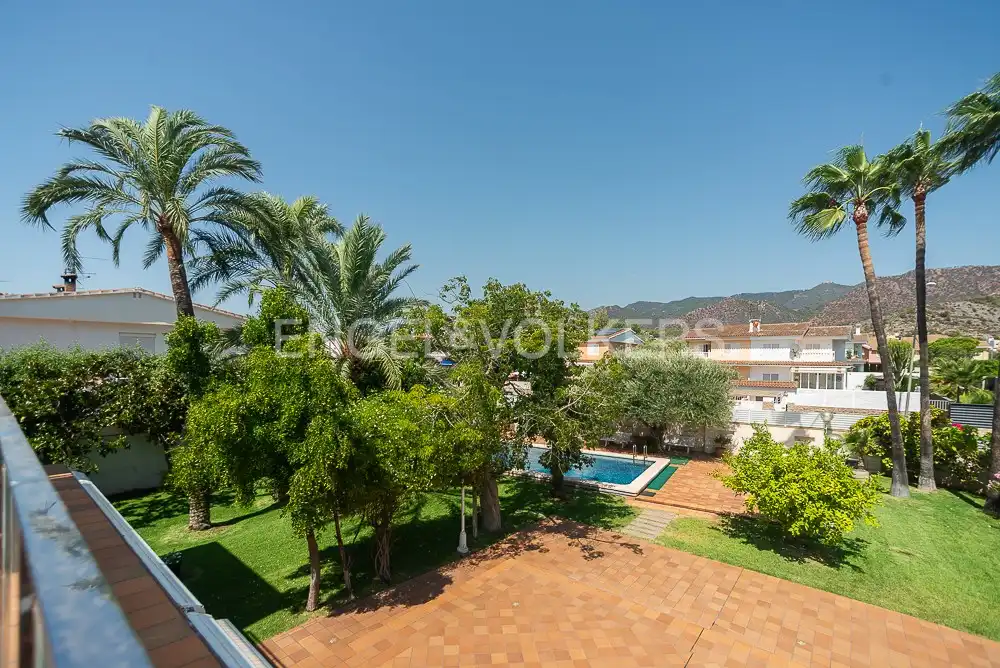 Vista exterior de Casa o xalet en venda en Benicasim / Benicàssim amb Calefacció, Jardí privat i Terrassa