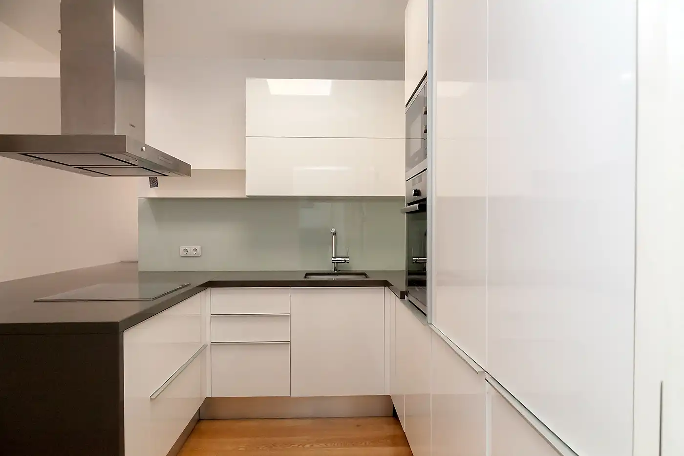 Küche von Wohnung zum Verkauf in Barcelona mit Klimaanlage, Heizung und Terrasse