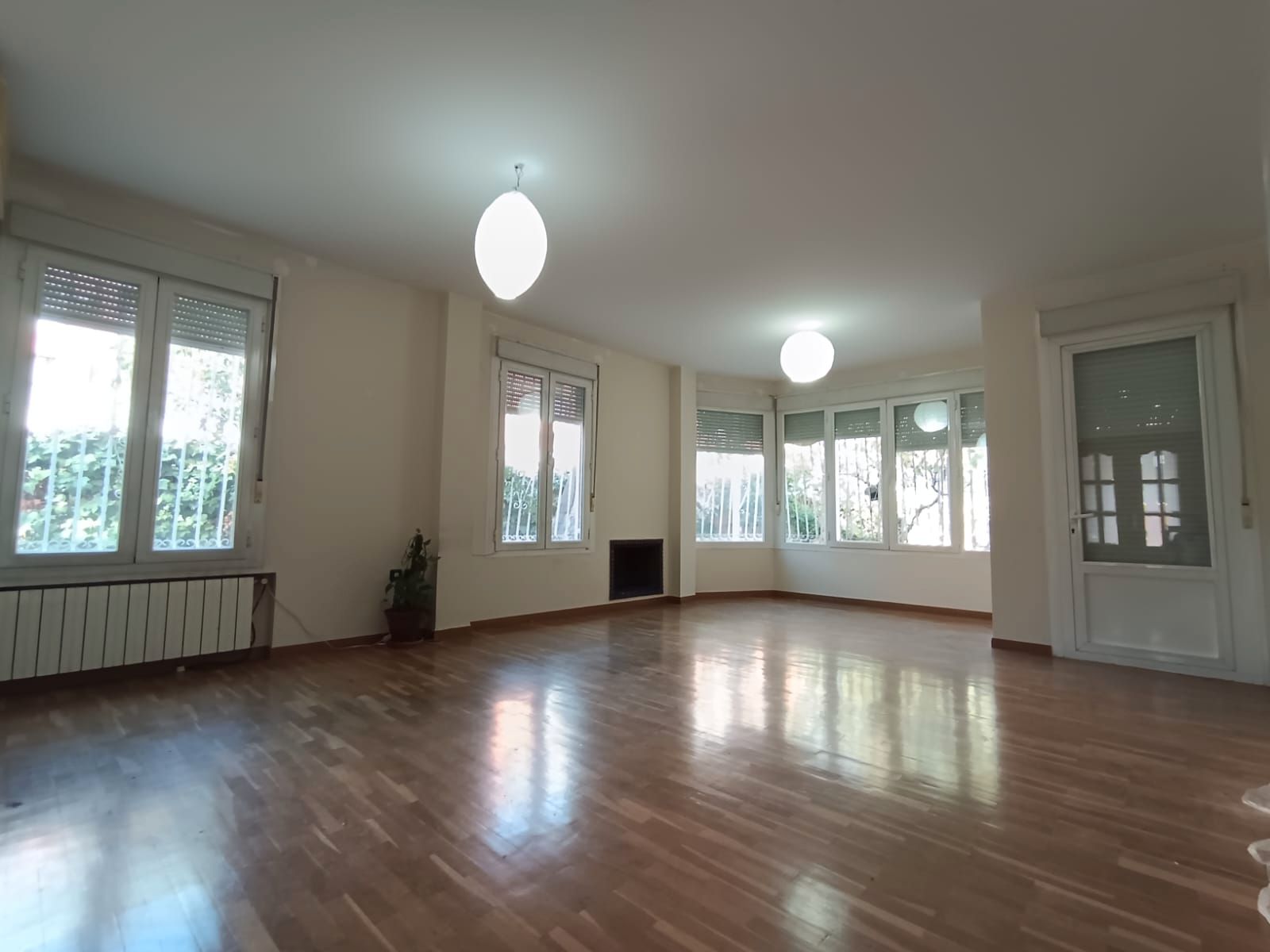 Vista exterior de Casa adosada en venda en Parla amb Aire condicionat, Calefacció i Jardí privat