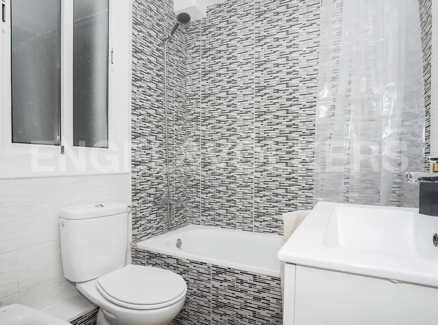 Badezimmer von Dachboden zum Verkauf in Barcelona mit Klimaanlage, Heizung und Parkett