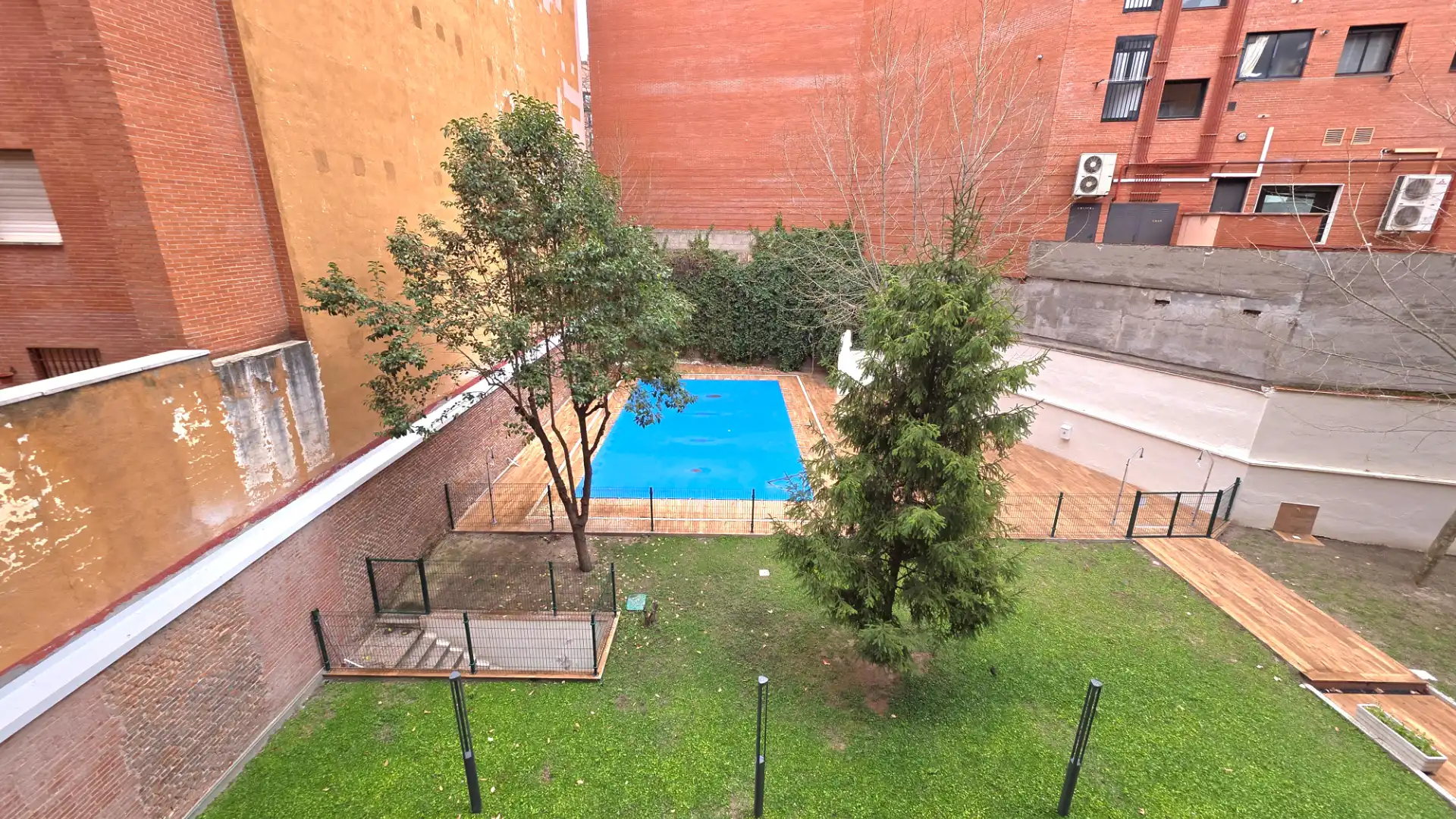Swimming pool of Flat for sale in  Madrid Capital  with Air Conditioner, Heating and Parquet flooring