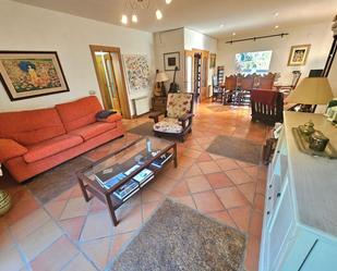 Sala d'estar de Casa o xalet en venda en Benicasim / Benicàssim amb Jardí privat, Terrassa i Traster