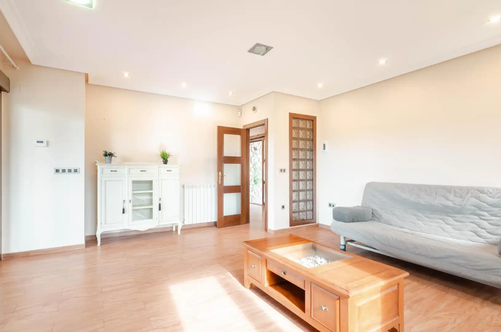 Sala de estar de Casa o chalet en venta en Santo Adriano con Calefacción, Piscina y Alarma