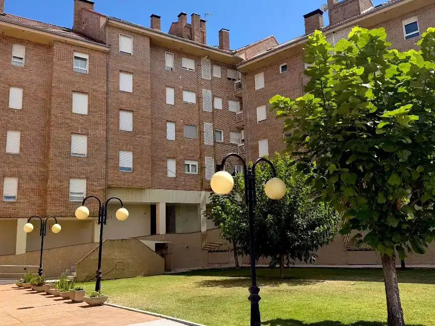 Vista exterior de Pis de lloguer en Béjar amb Parquet, Moblat i Balcó