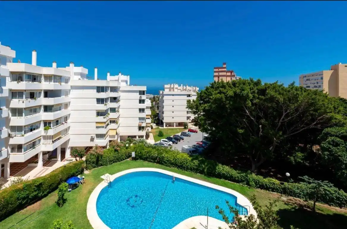 Vista exterior de Apartament de lloguer en Benalmádena amb Terrassa i Balcó