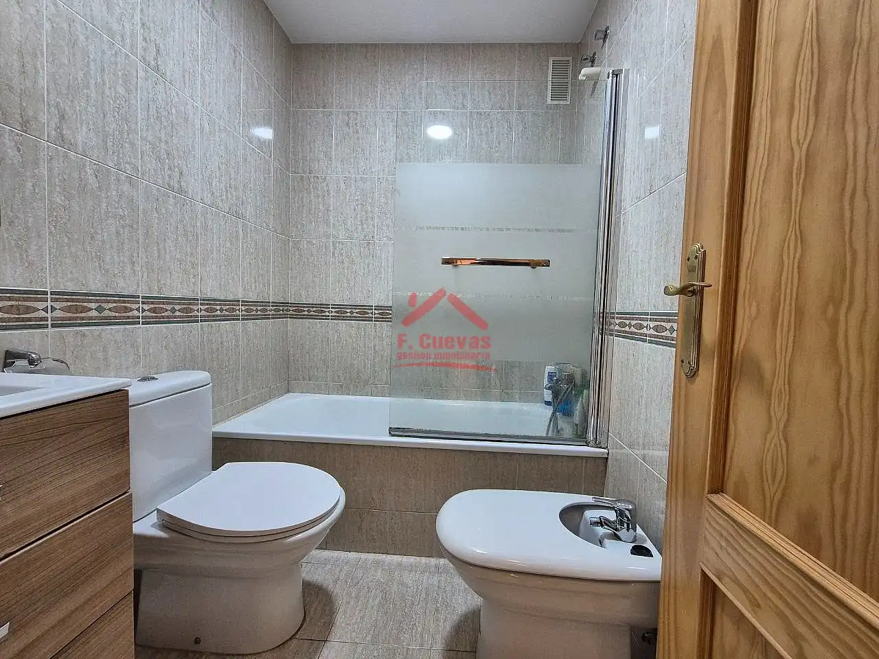 Baño de Apartamento en venta en Vélez-Málaga con Aire acondicionado, Calefacción y Jardín privado