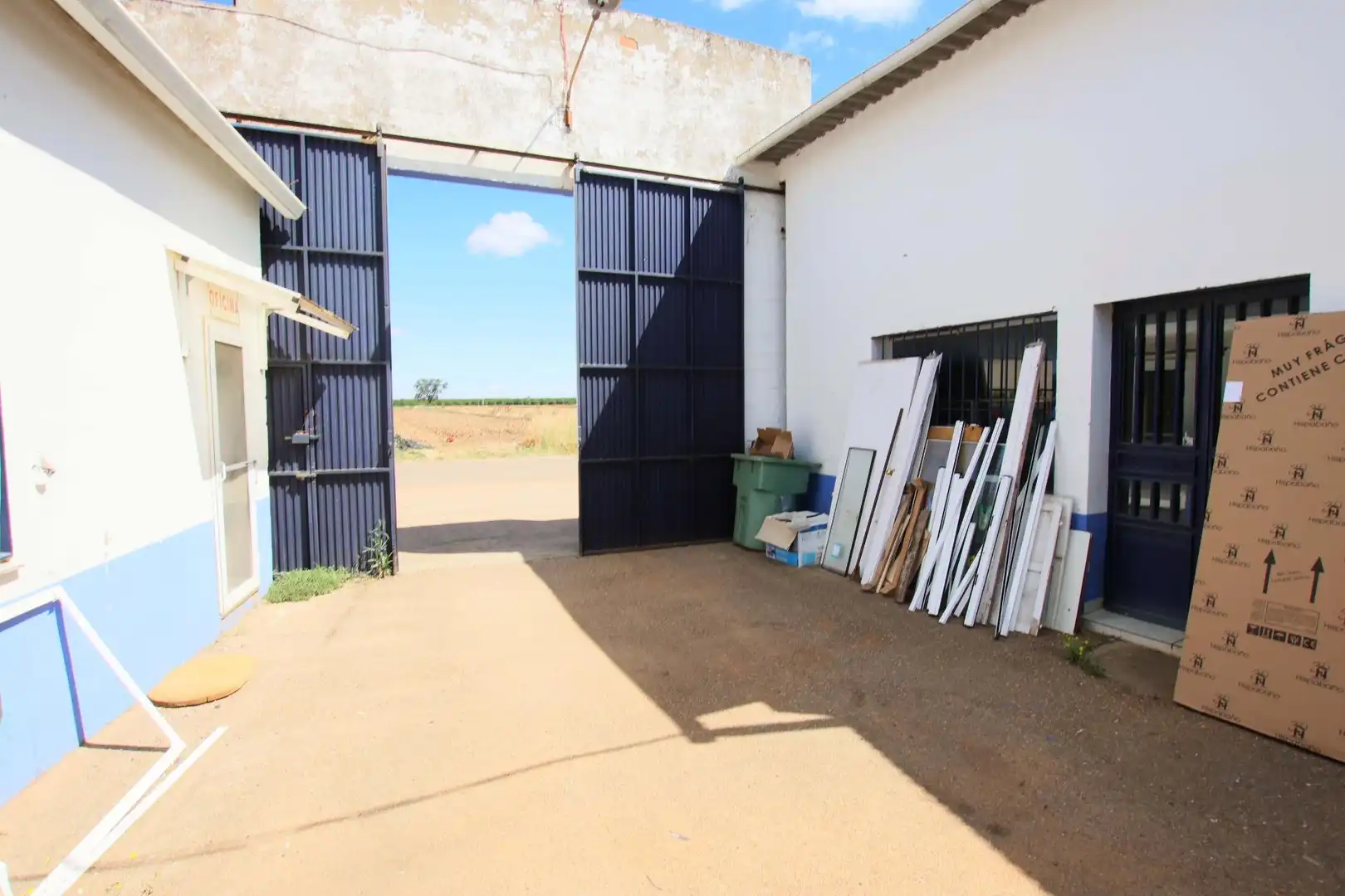 Außenansicht von Fabrikhallen zum Verkauf in Guadiana