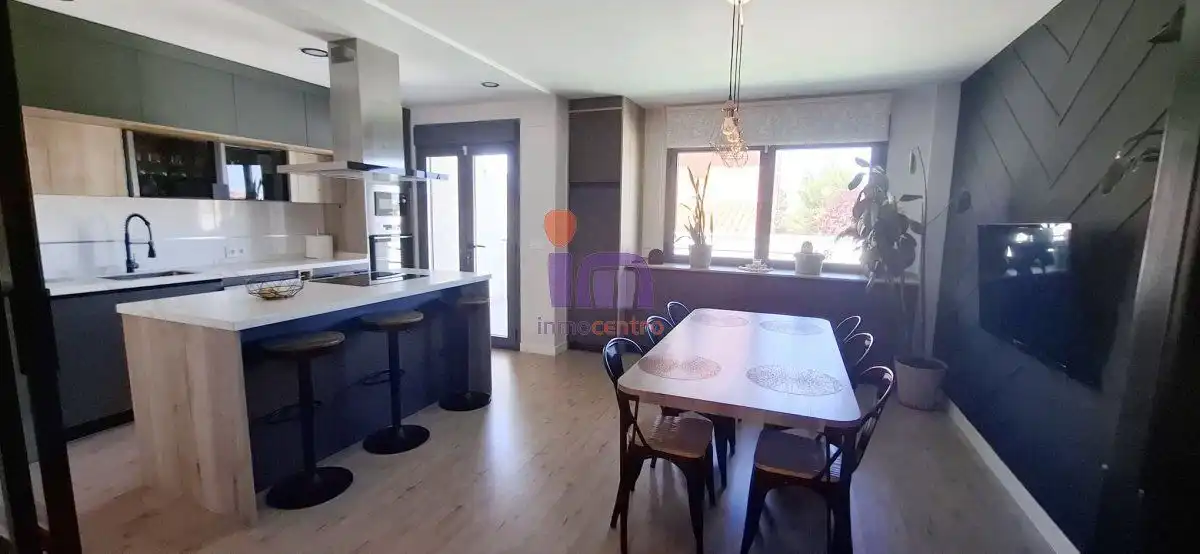 Casa con piscina en venta en Valdepeñas