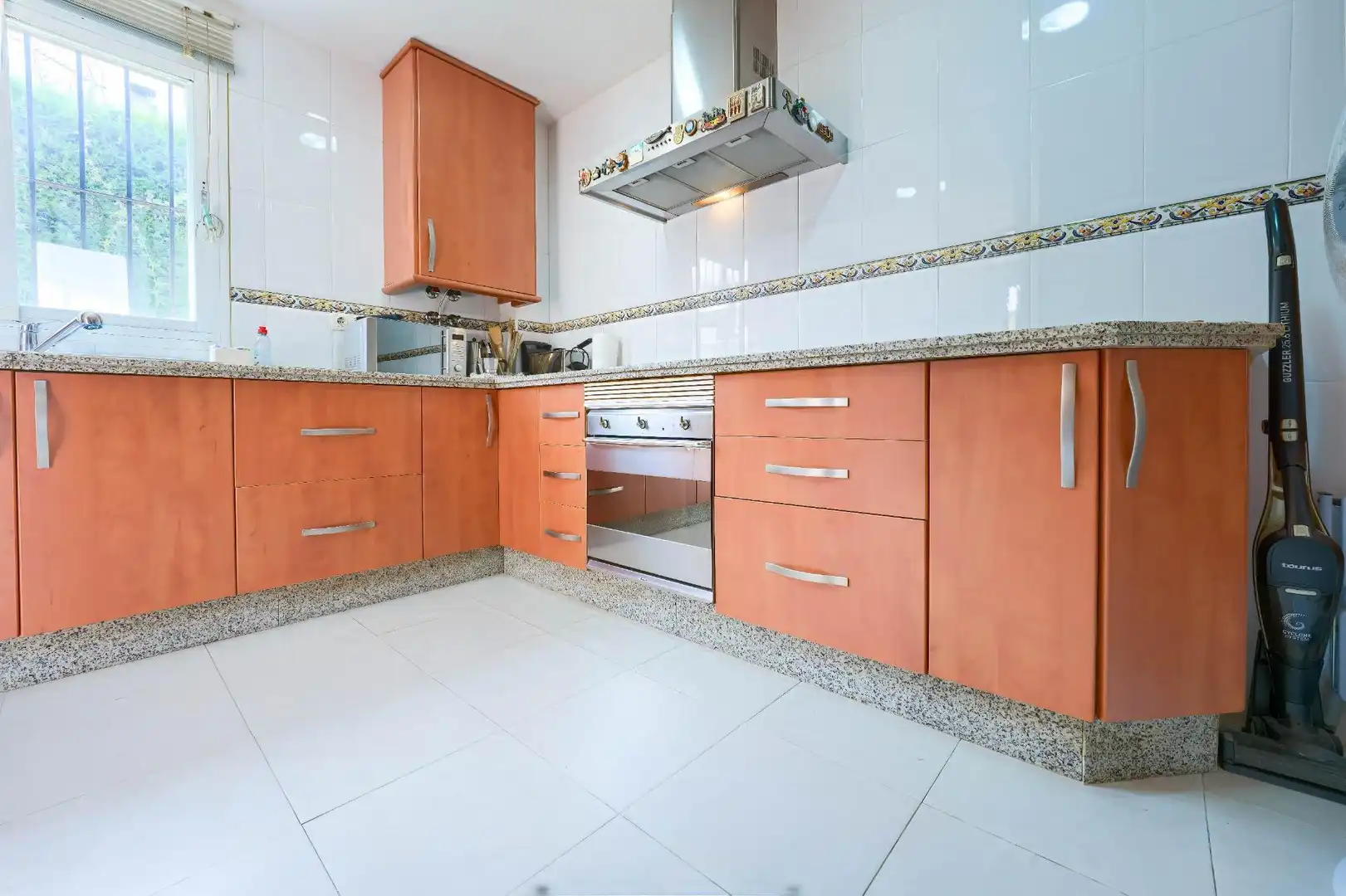 Kitchen of Houses for sale in Bollullos de la Mitación  with Air Conditioner and Community pool