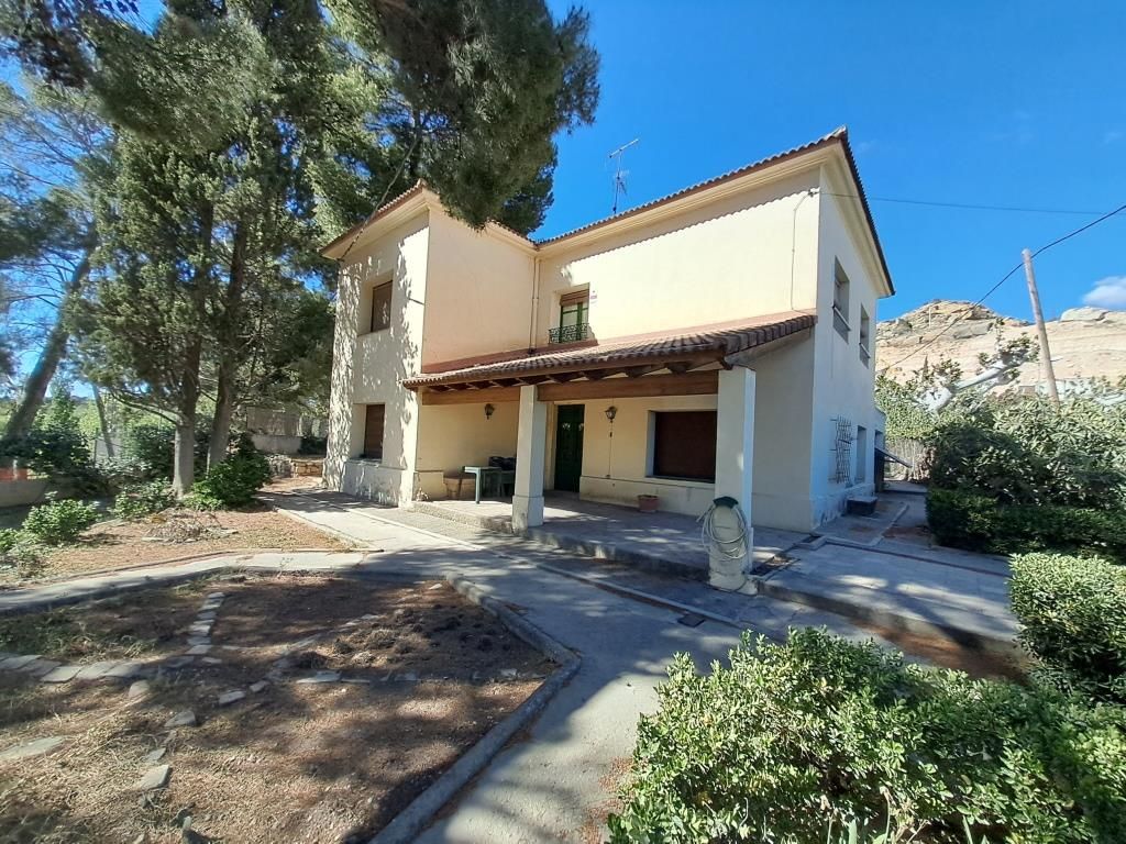 Vista exterior de Casa o xalet en venda en Alcañiz amb Calefacció, Jardí privat i Moblat