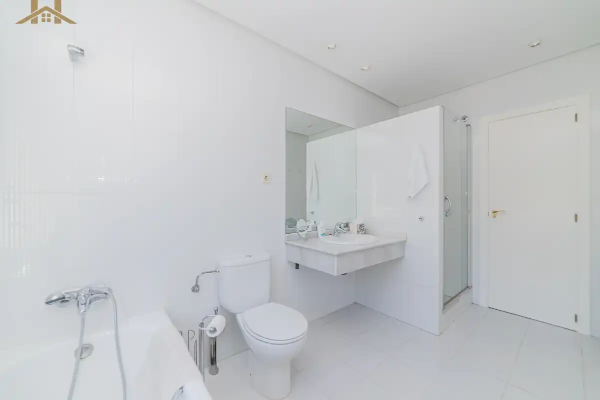 Badezimmer von Haus oder Chalet zum Verkauf in Torrelodones mit Heizung, Privatgarten und Terrasse
