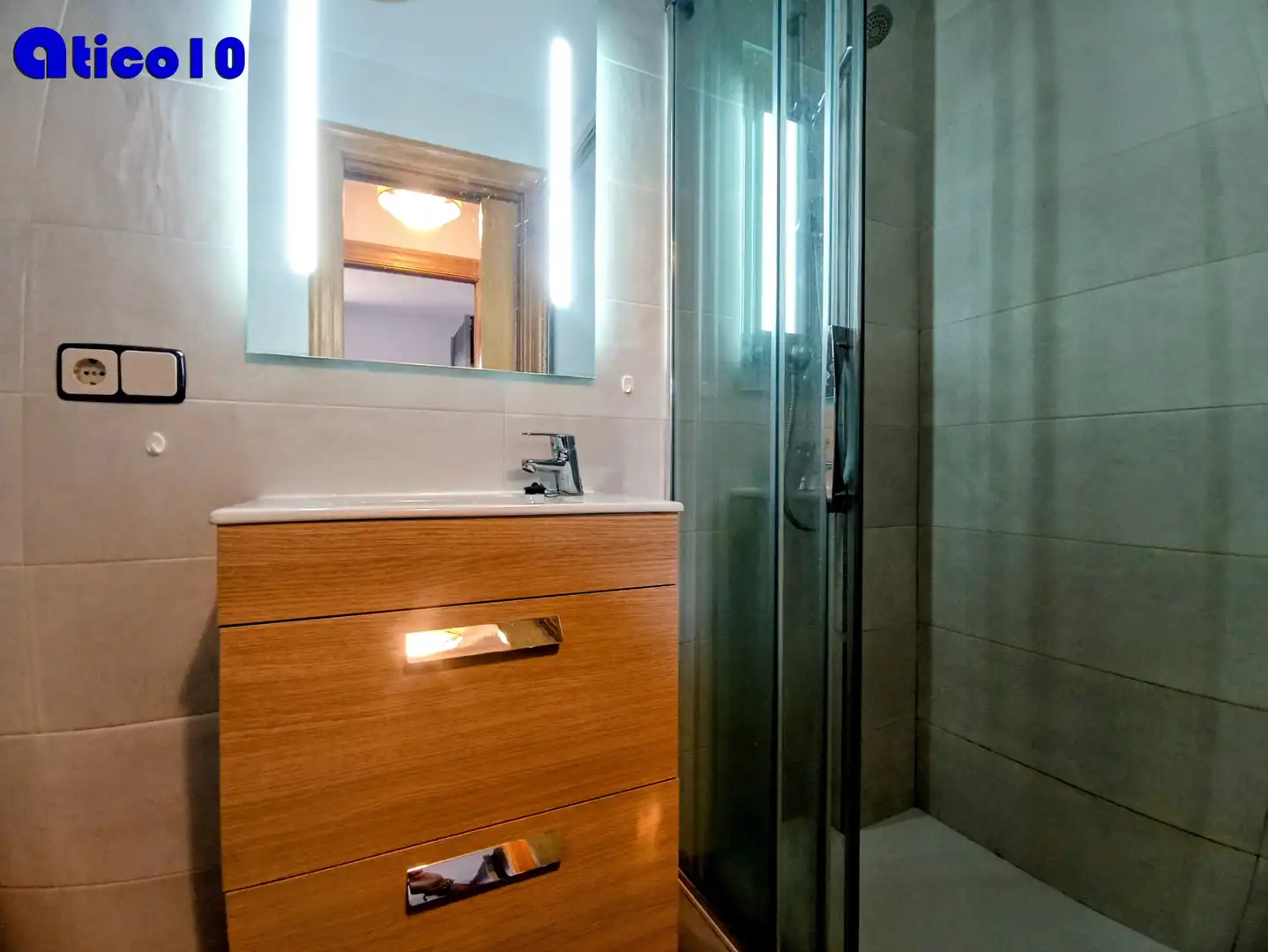 Bathroom of Attic for sale in Oviedo   with Heating, Parquet flooring and Terrace