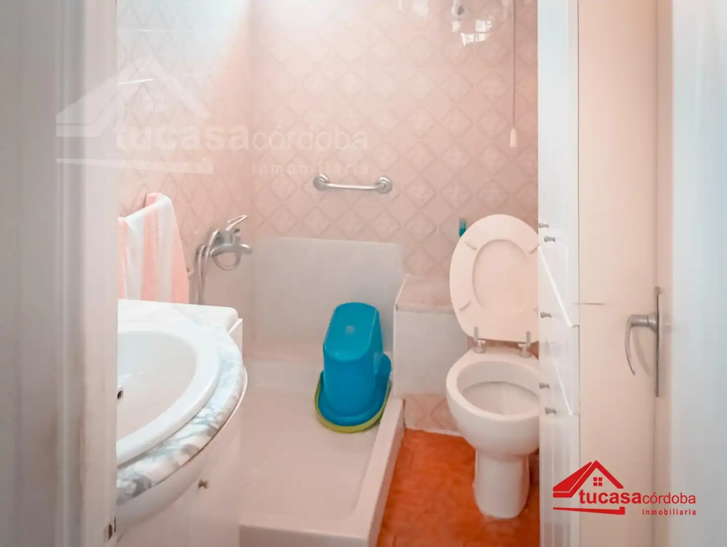 Bathroom of Flat for sale in Córdoba  with Air Conditioner, Heating and Storage room