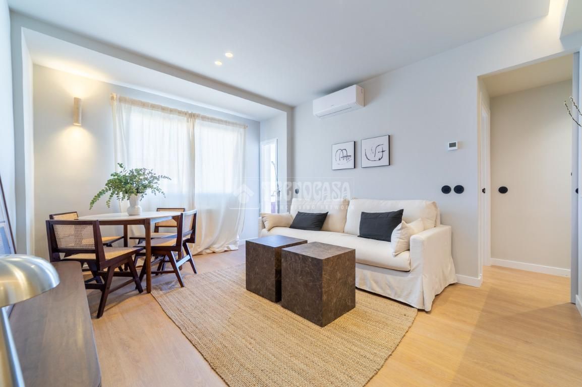 Sala d'estar de Pis en venda en  Madrid Capital amb Calefacció, Terrassa i Moblat