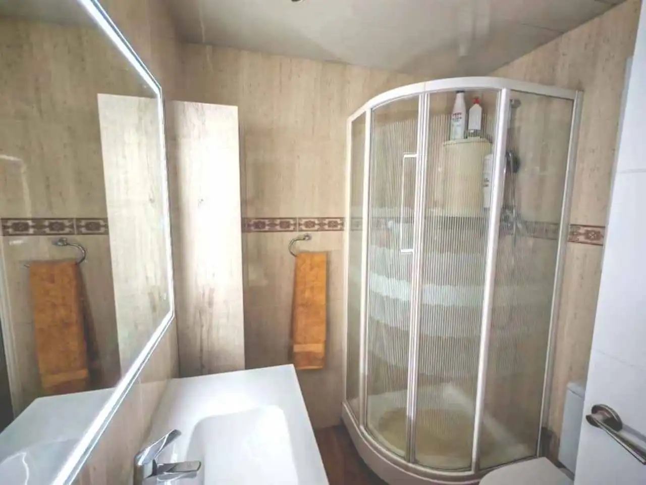 Badezimmer von Wohnung zum Verkauf in Badalona mit Klimaanlage, Heizung und Parkett