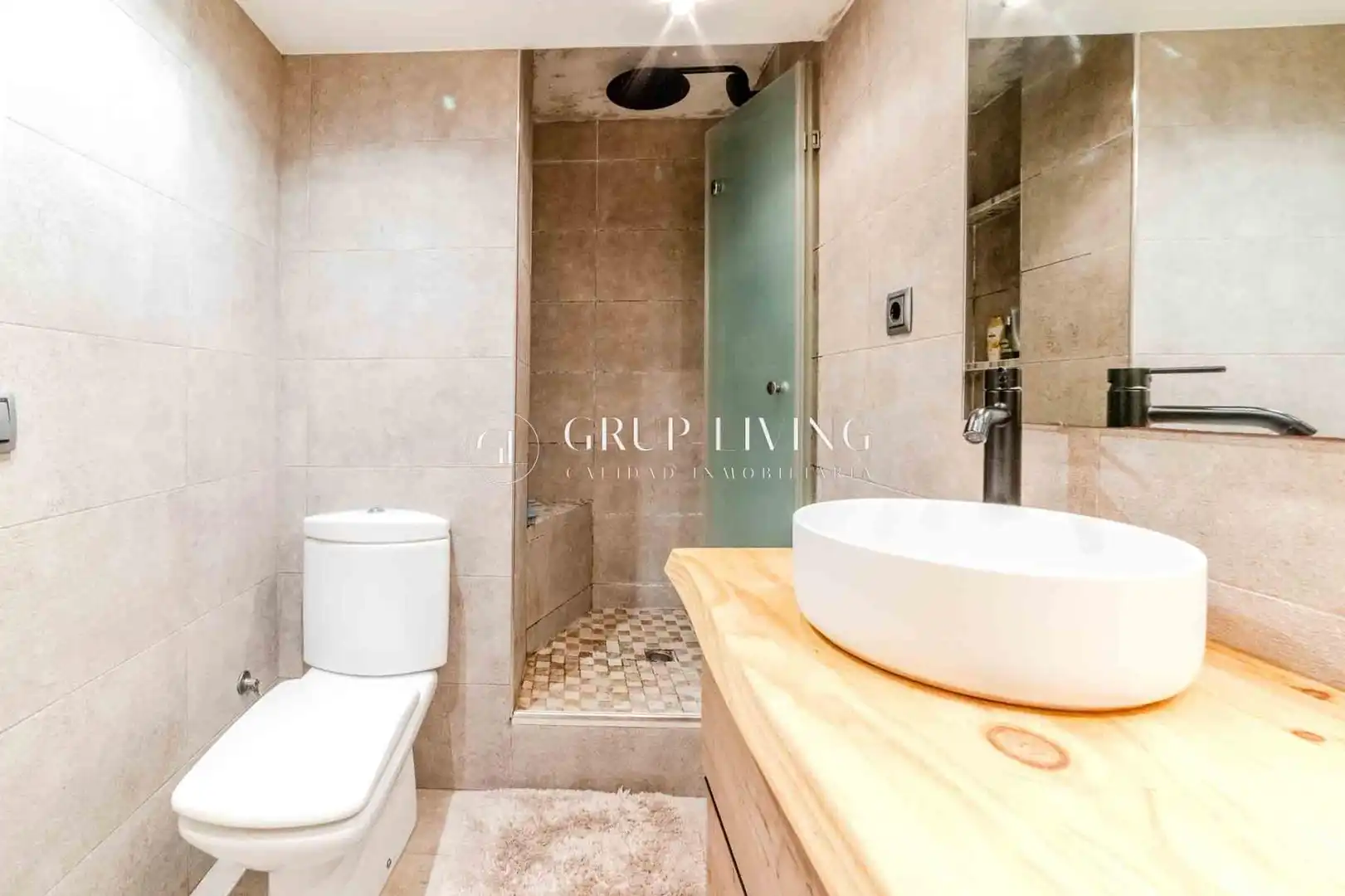 Badezimmer von Wohnung zum Verkauf in Sitges mit Klimaanlage, Heizung und Privatgarten