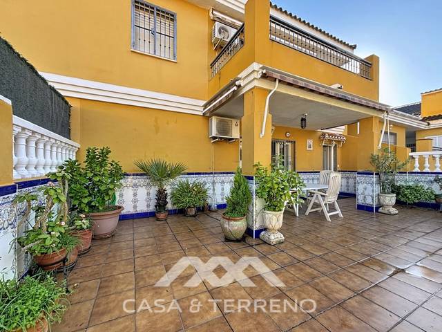 Casa adosada en Venta en Calle Cromo en El Tomillar