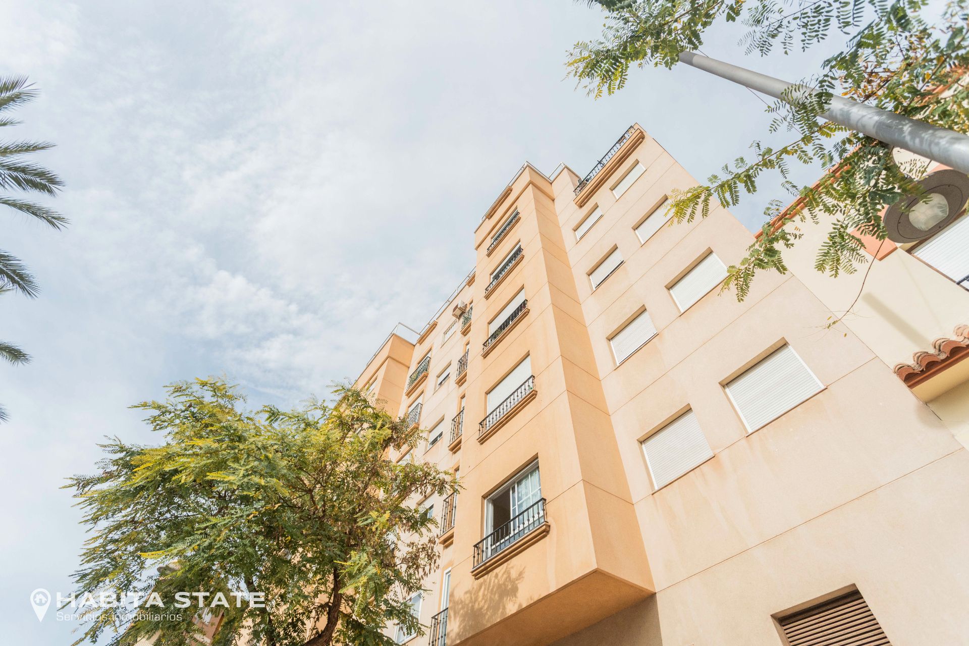 Vista exterior de Pis en venda en Roquetas de Mar amb Aire condicionat i Moblat