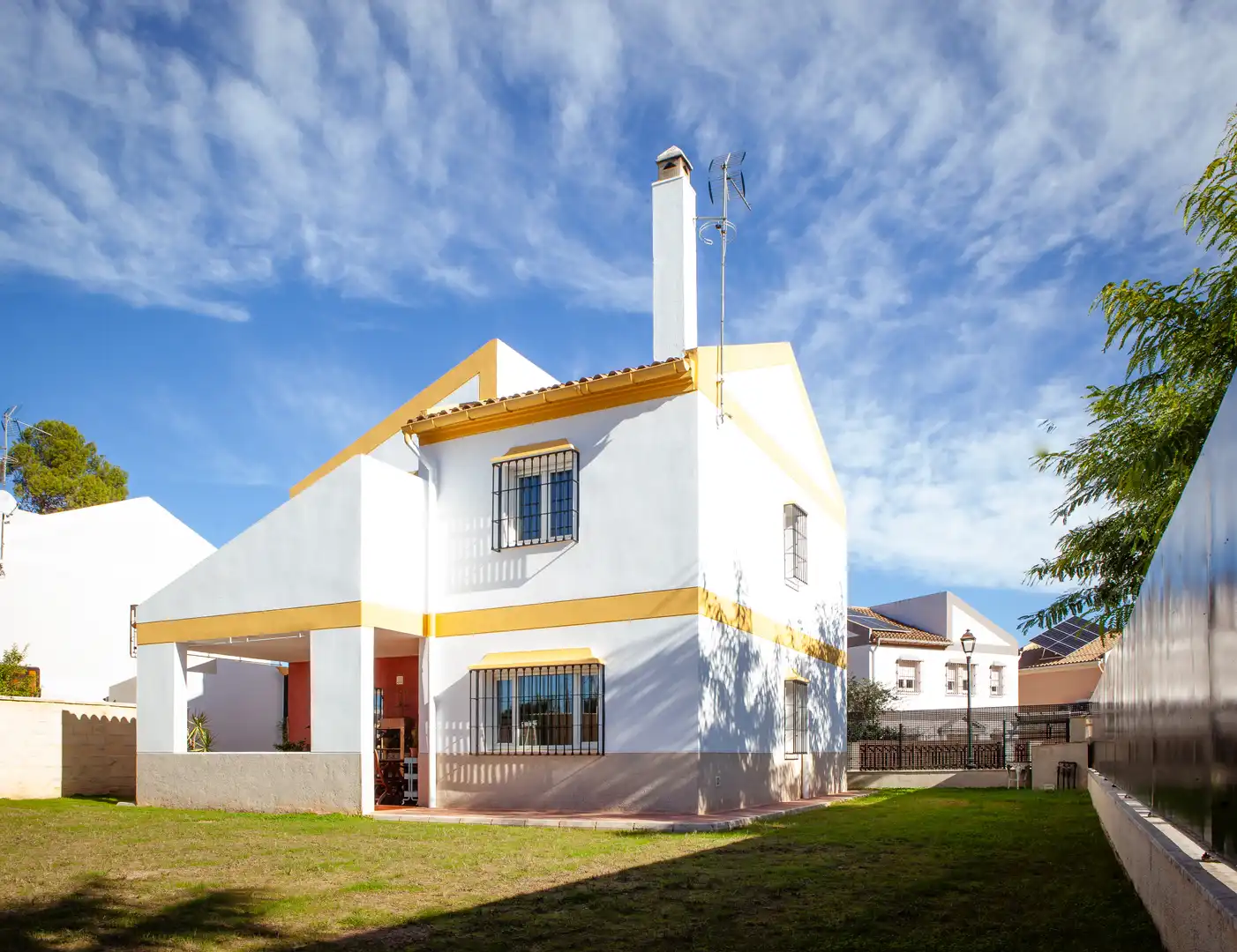 Exterior view of Houses for sale in Espartinas  with Air Conditioner, Private garden and Oven