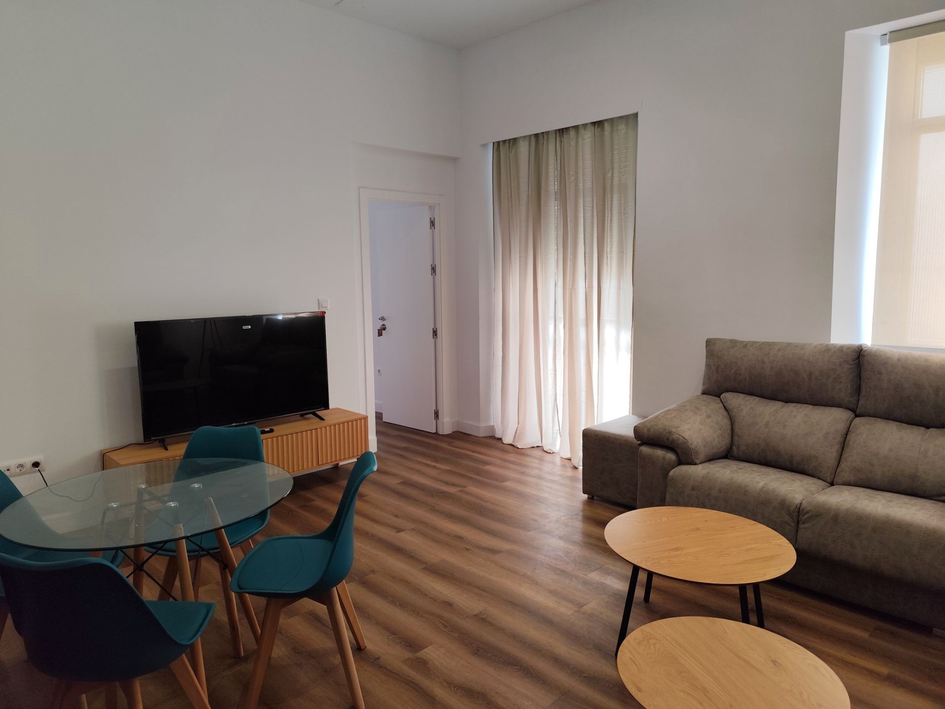 Sala d'estar de Pis de lloguer en  Cádiz Capital amb Moblat, TV i Balcó