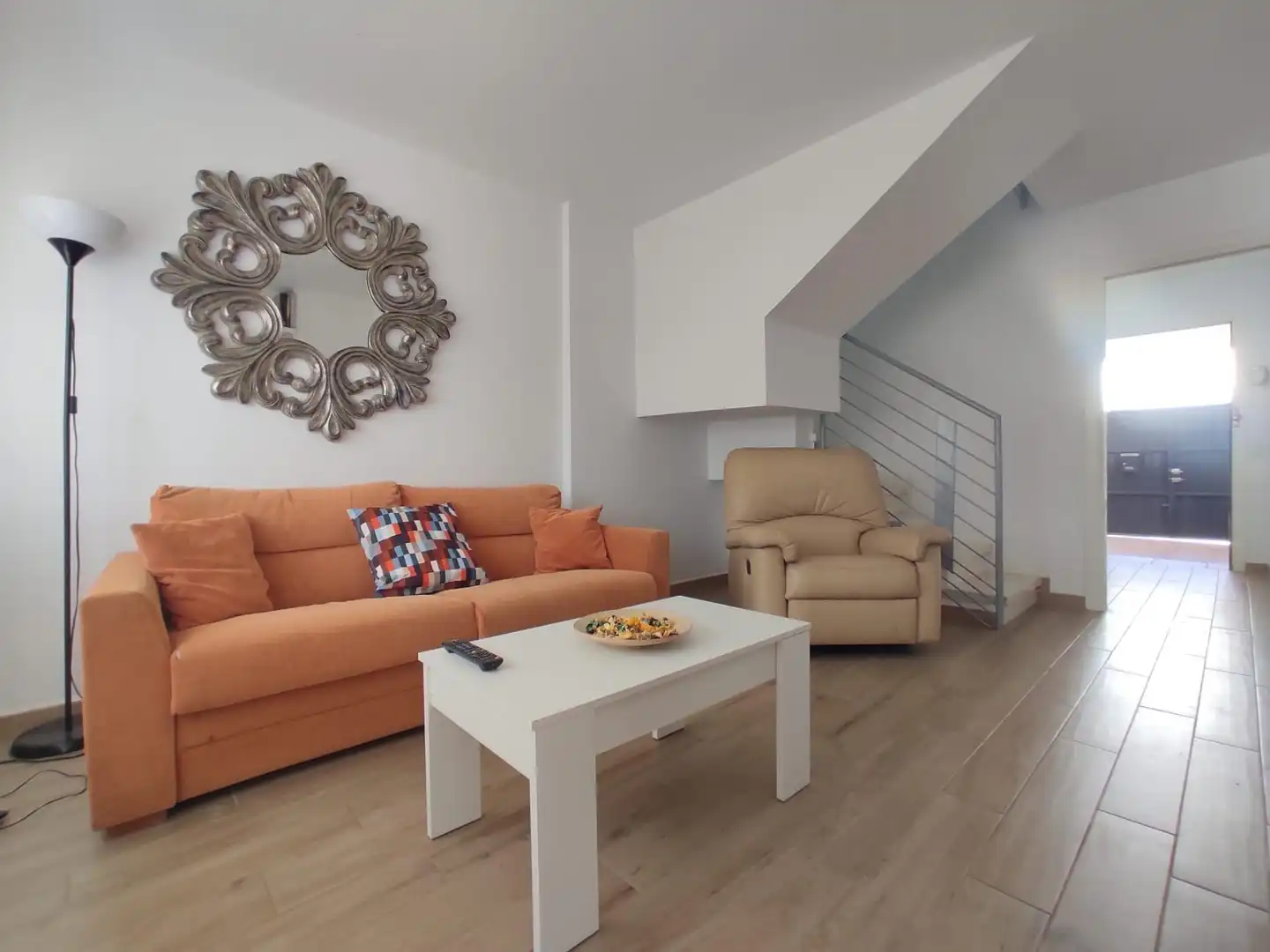 Sala d'estar de Casa adosada de lloguer en Dos Hermanas amb Aire condicionat, Jardí privat i Moblat