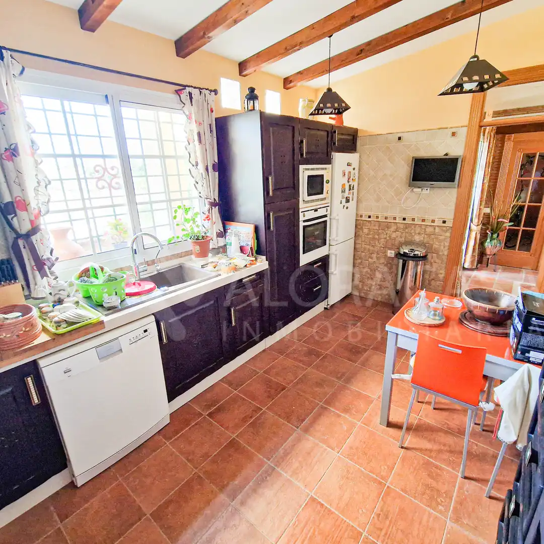 Cuina de Casa o xalet en venda en Alhaurín de la Torre amb Aire condicionat, Jardí privat i Terrassa
