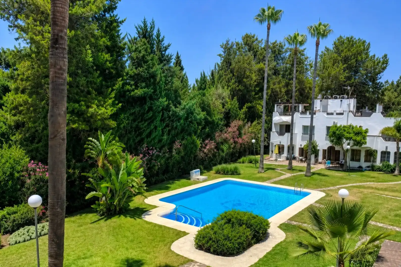 Maison jumelée avec piscine à vendre à Nueva Andalucía
