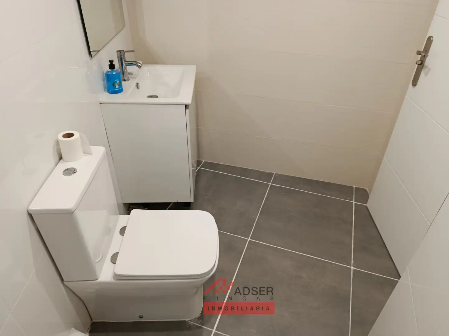 Badezimmer von Geschaftsraum zum Verkauf in Villamediana de Iregua mit Terrasse
