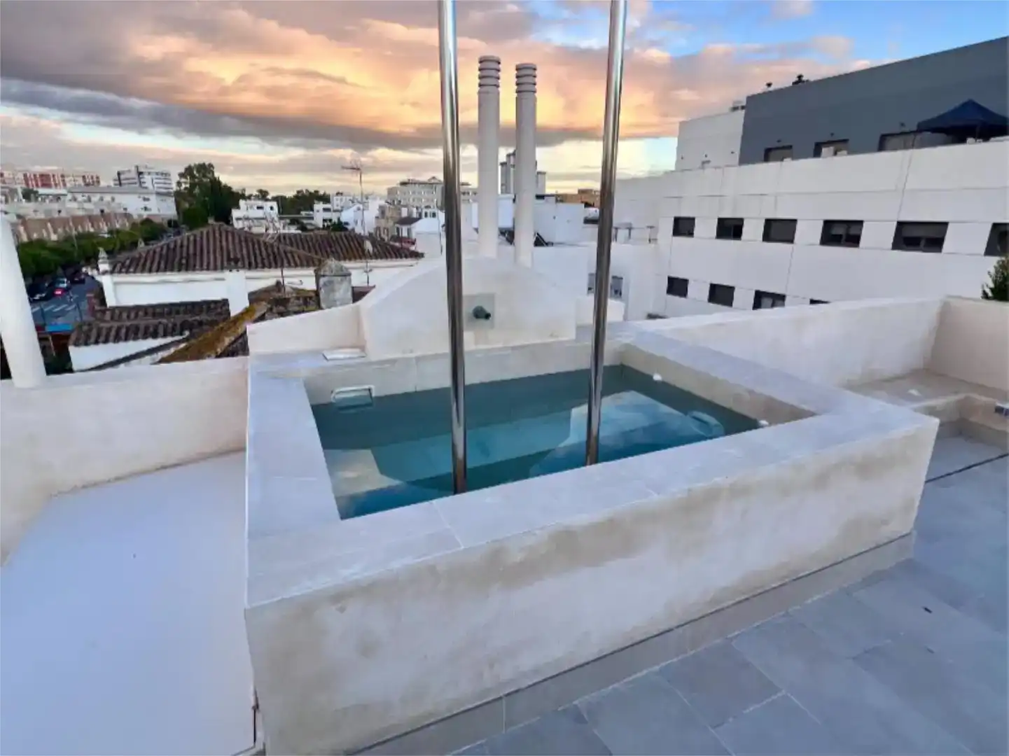 Piscina de Pis en venda en Sevilla amb Aire condicionat, Jardí privat i Parquet