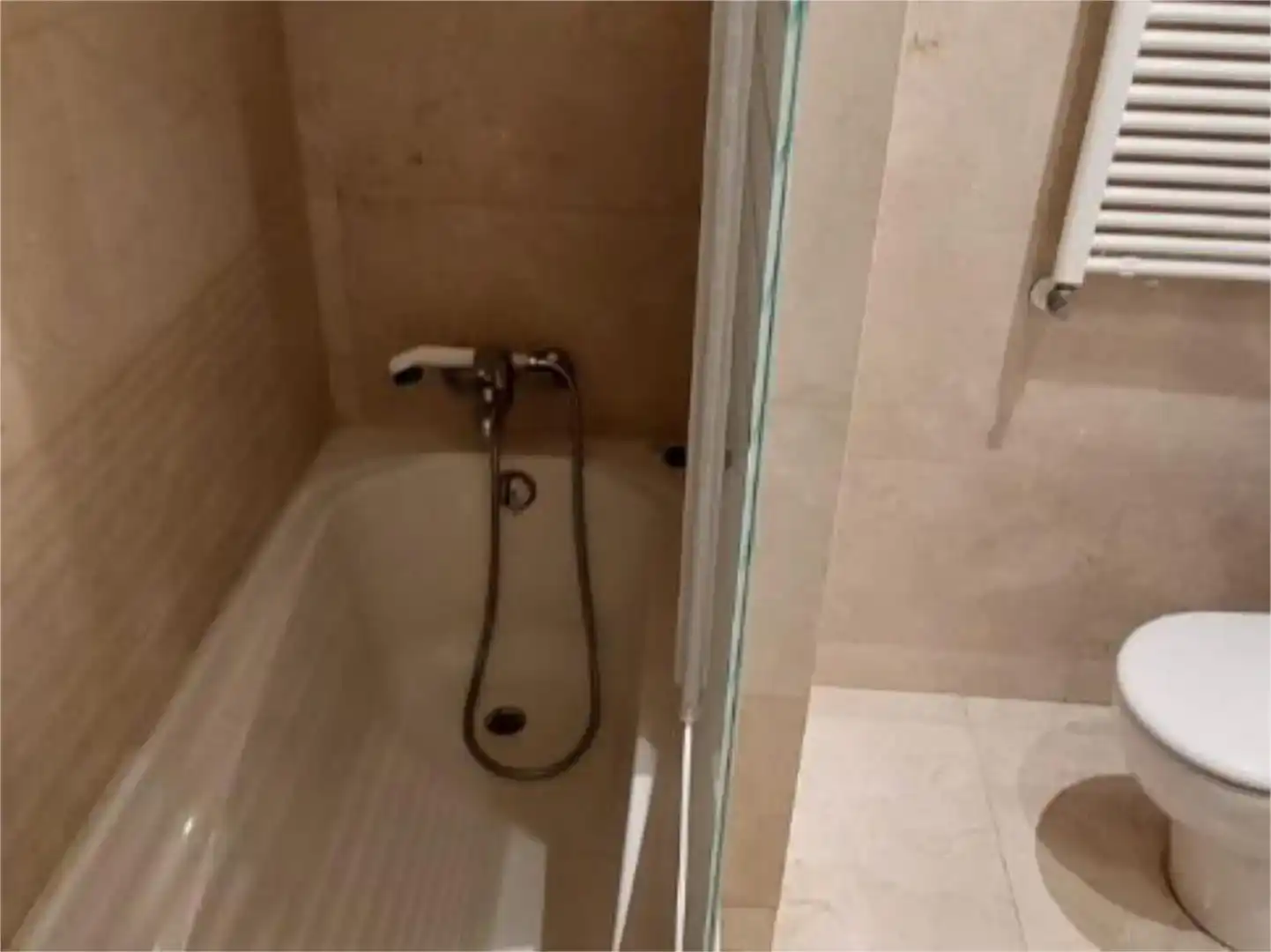 Bathroom of Flat for rent in  Madrid Capital  with Air Conditioner, Swimming Pool and Balcony