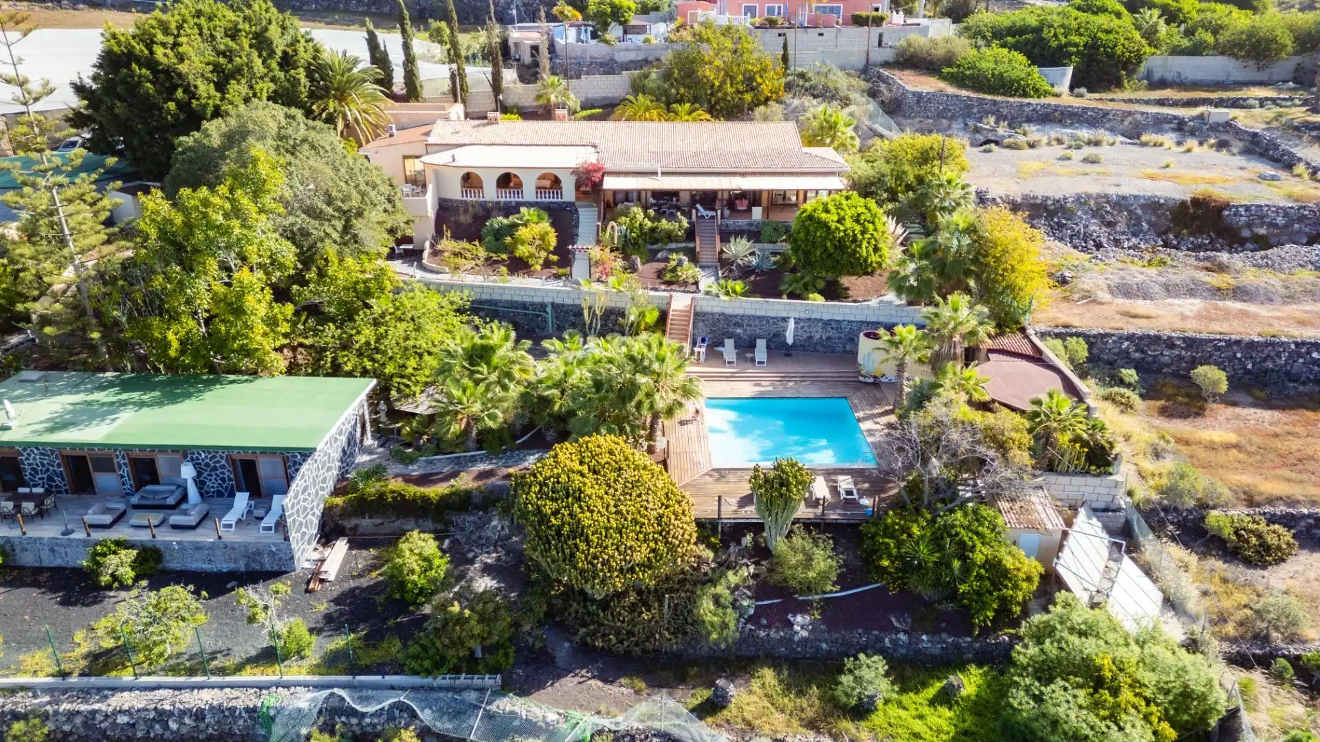 Vista exterior de Casa o xalet en venda en Guía de Isora amb Aire condicionat, Jardí privat i Terrassa