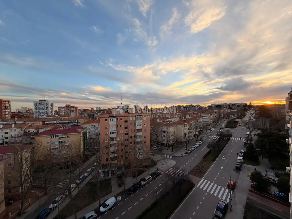 Vista exterior de Piso en venta en Madrid con Terraza y Balcón