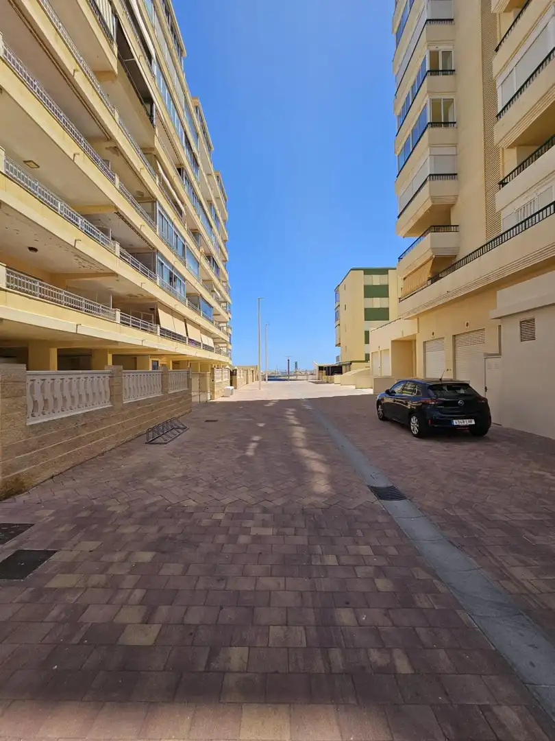 Parking de Piso en venta en Tavernes de la Valldigna con Aire acondicionado, Terraza y Amueblado