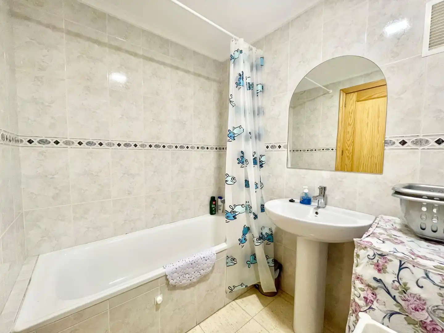 Bany de Apartament de lloguer en Torrevieja amb Calefacció, Terrassa i Piscina
