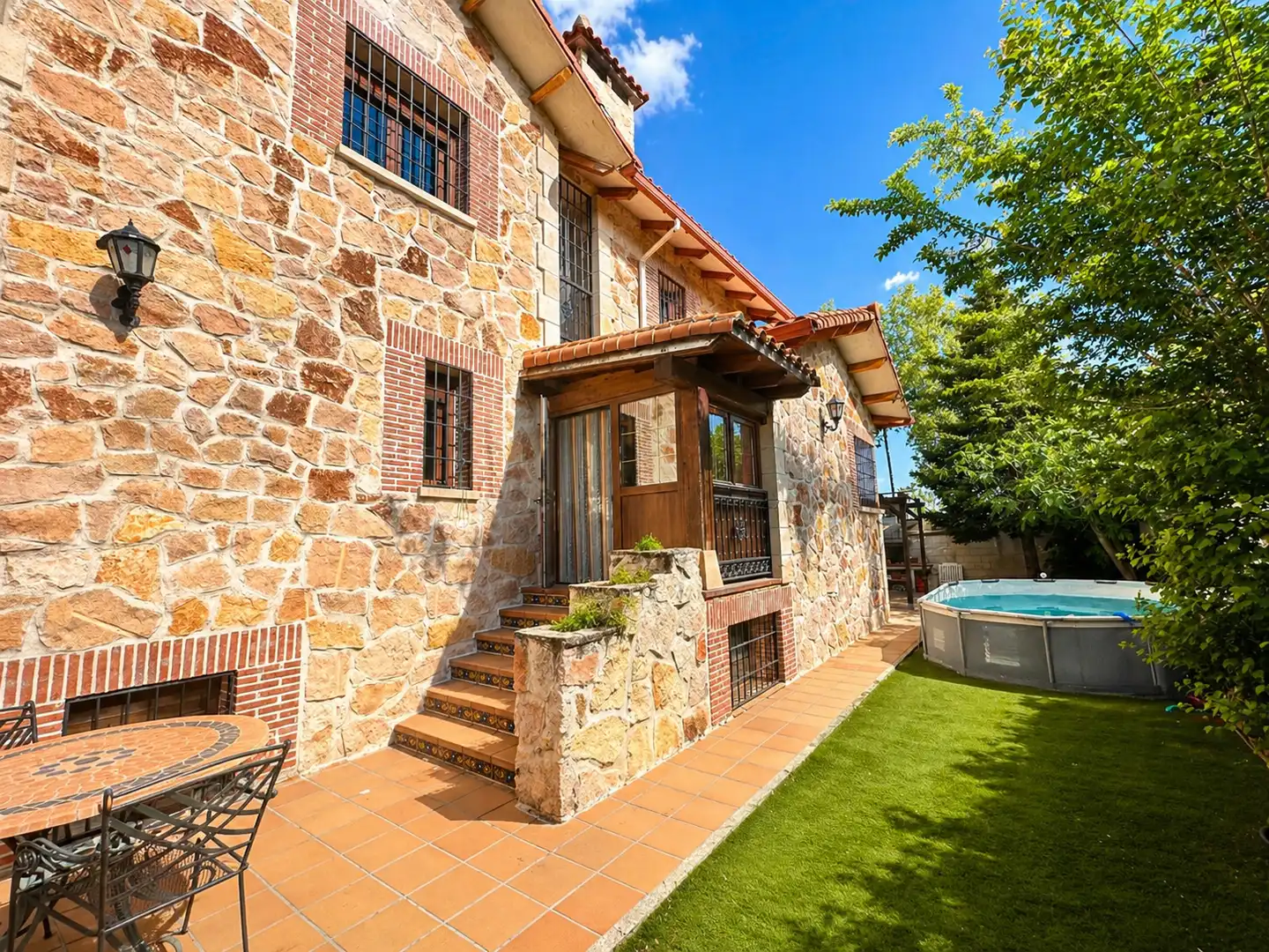 Vista exterior de Casa o xalet en venda en Guadarrama amb Calefacció, Jardí privat i Parquet