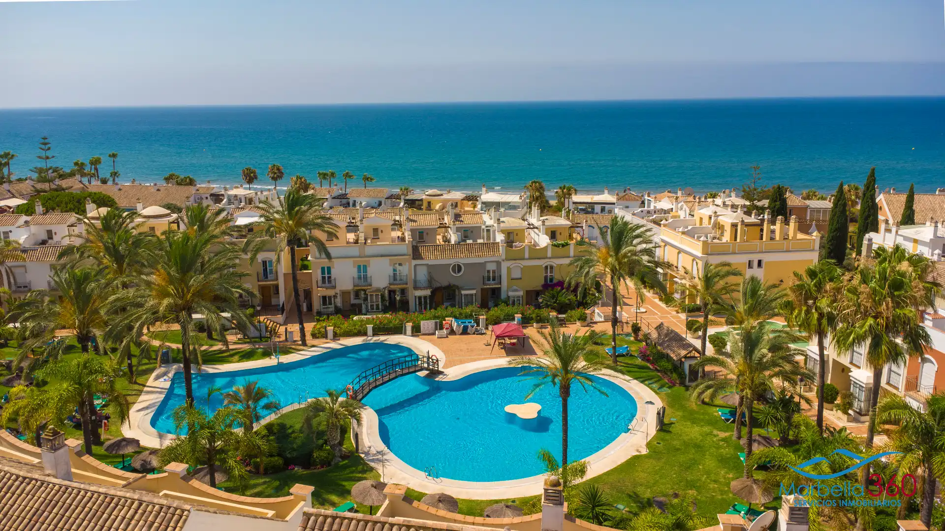 Piscina de Casa adosada en venta en Marbella con Aire acondicionado, Calefacción y Jardín privado