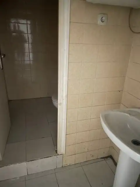 Bany de Local en venda en Madrid amb Aire condicionat i Calefacció