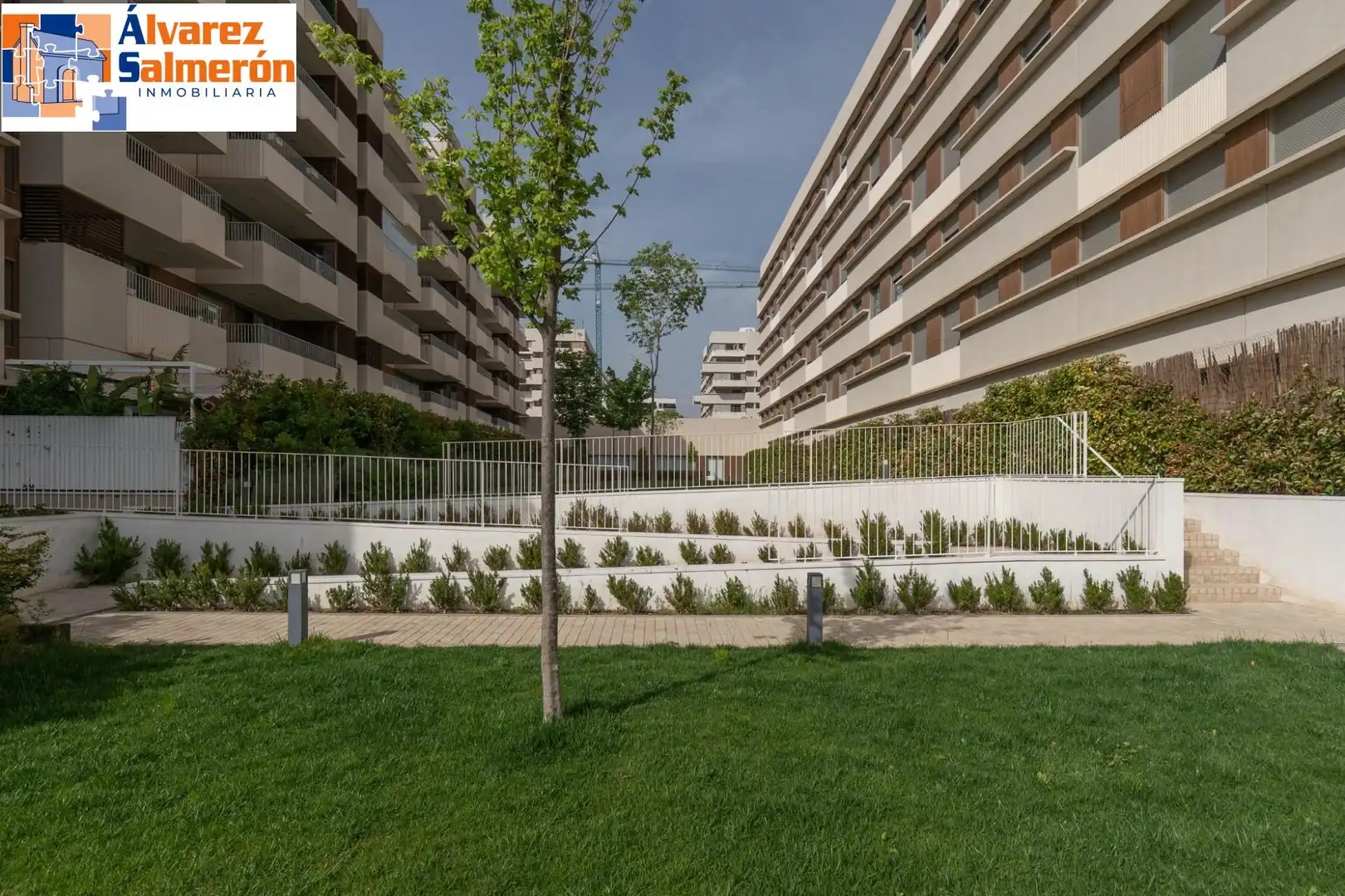Vista exterior de Pis en venda en Granada amb Moblat i Piscina comunitària