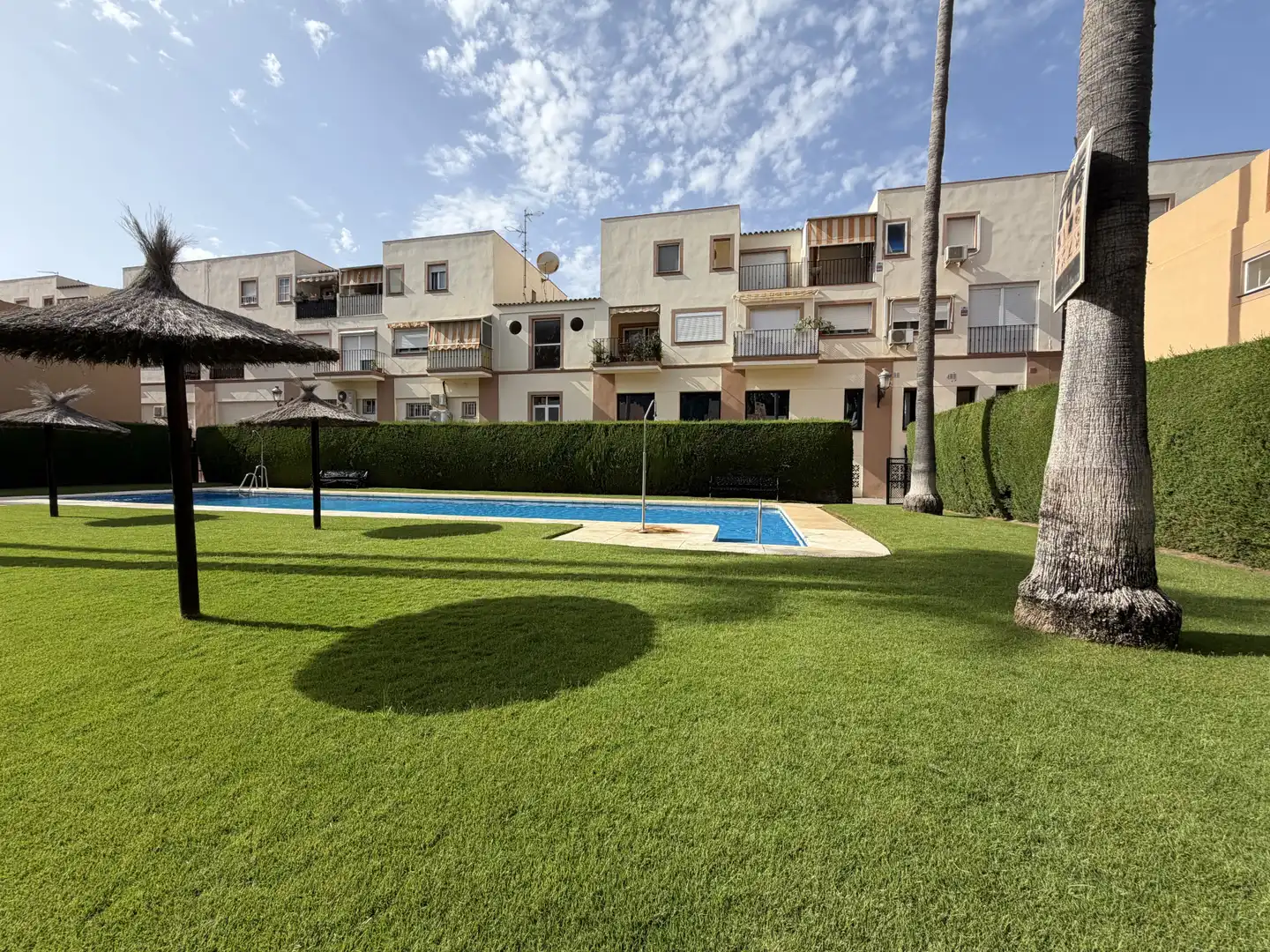 Vista exterior de Dúplex en venta en Estepona con Terraza, Piscina y Piscina comunitaria