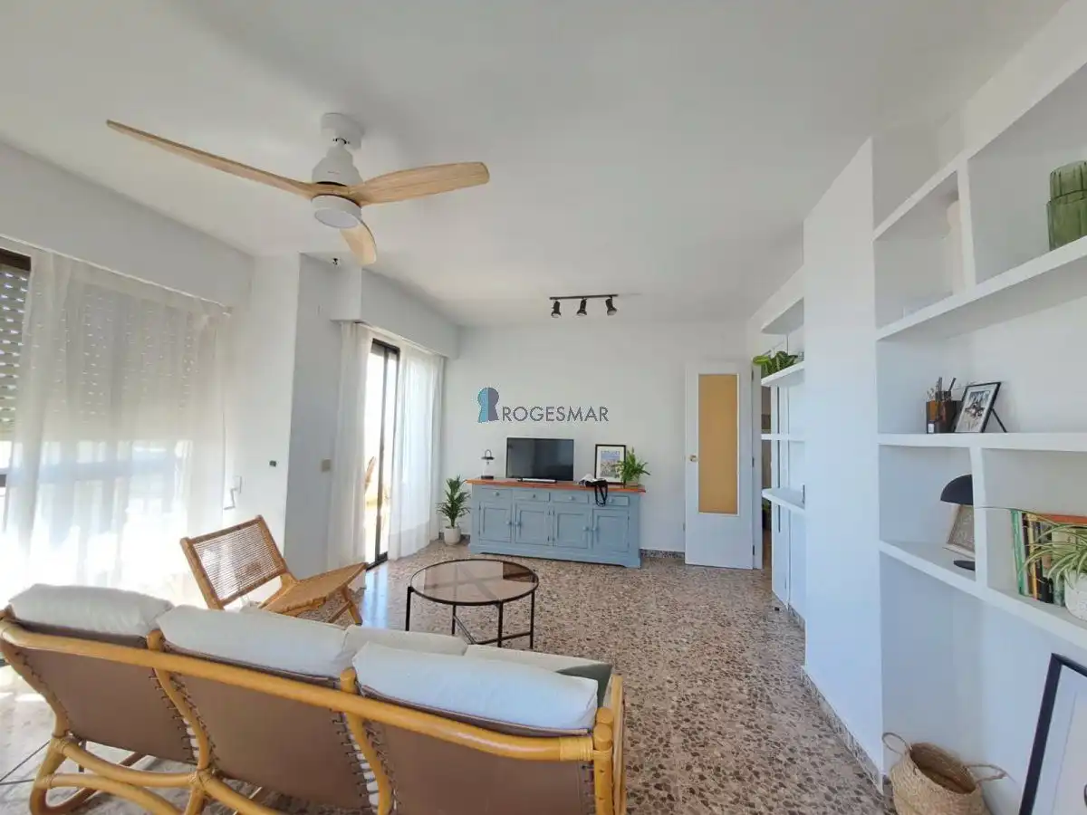 Sala de estar de Apartamento de alquiler en Benicasim / Benicàssim con Amueblado y Piscina comunitaria