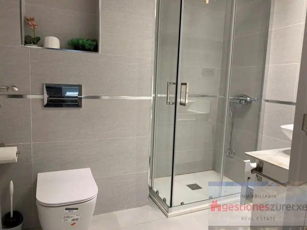 Bathroom of Flat for rent in Bilbao 