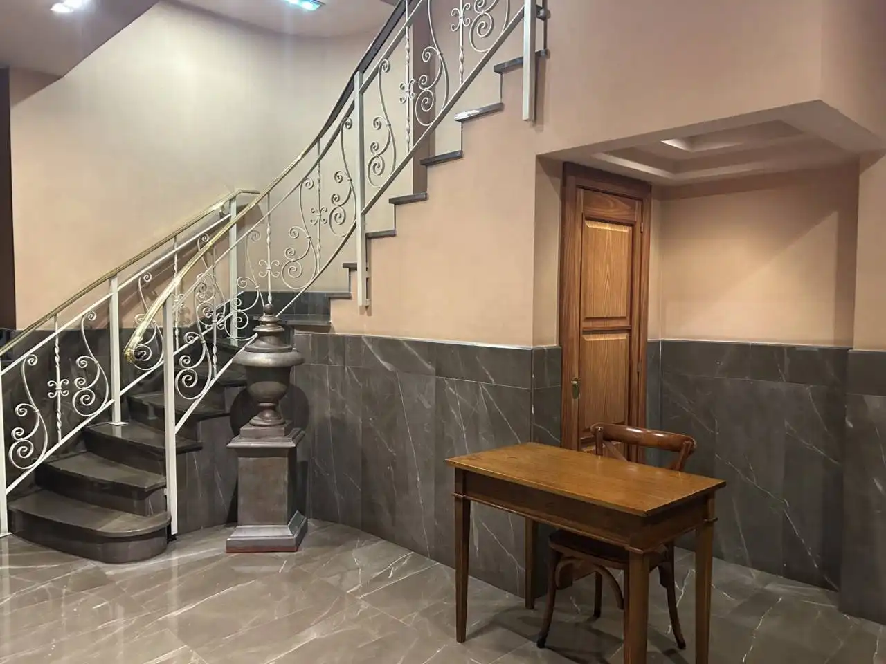 Apartament en venda en Oviedo  amb Calefacció, Parquet i Moblat