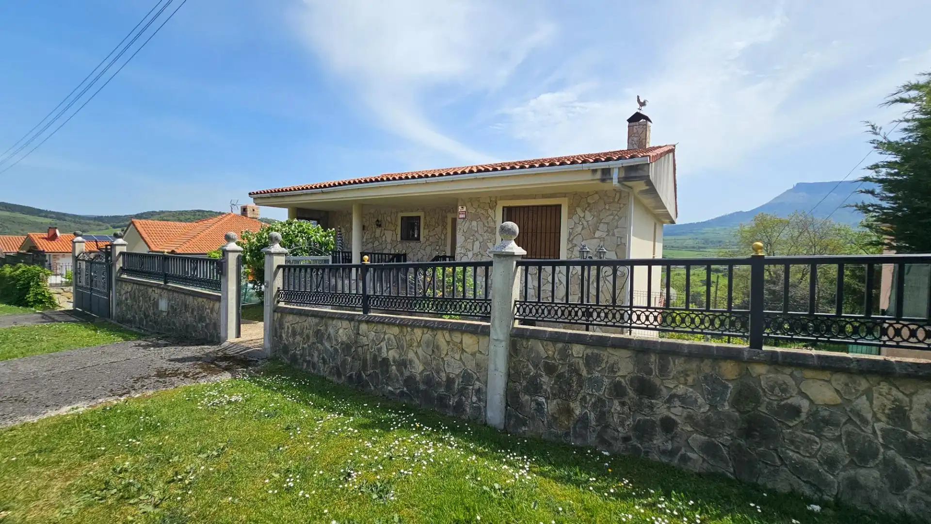 Außenansicht von Haus oder Chalet zum Verkauf in Valle de Mena mit Heizung, Privatgarten und Terrasse