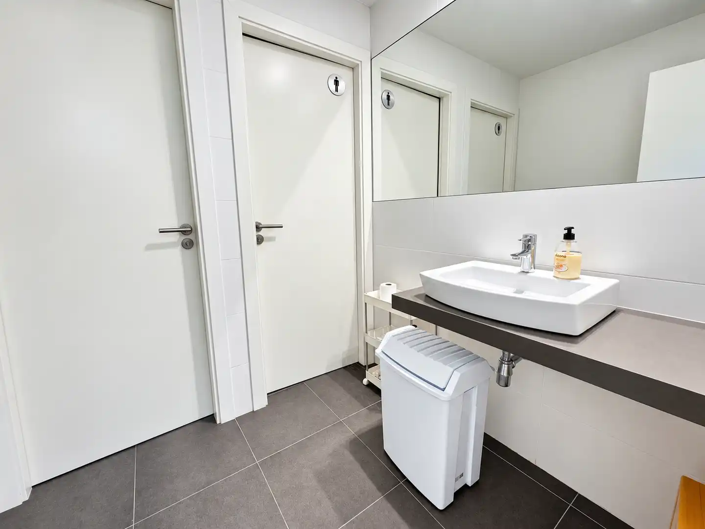 Bathroom of Office for rent in Barcelona  with Air Conditioner and Heating