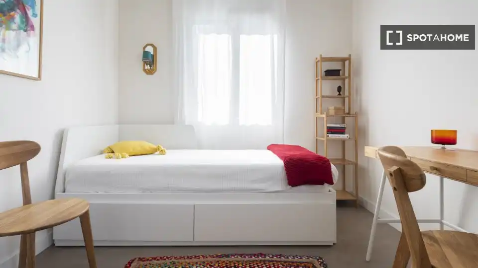 Dormitori de Apartament per a compartir en Sevilla amb Aire condicionat, Terrassa i Moblat