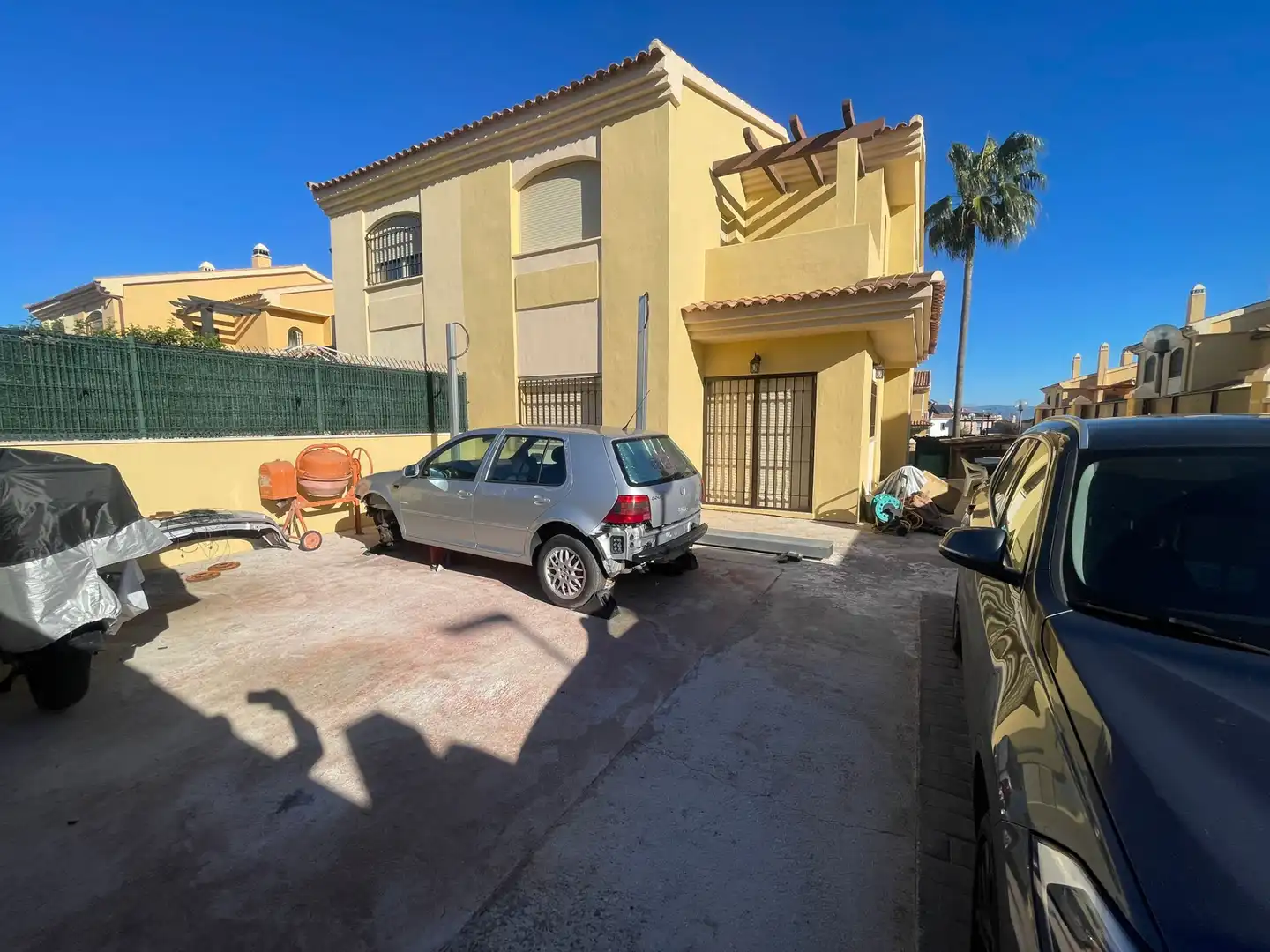 Vista exterior de Casa adosada en venda en Alhaurín de la Torre amb Aire condicionat, Jardí privat i Terrassa