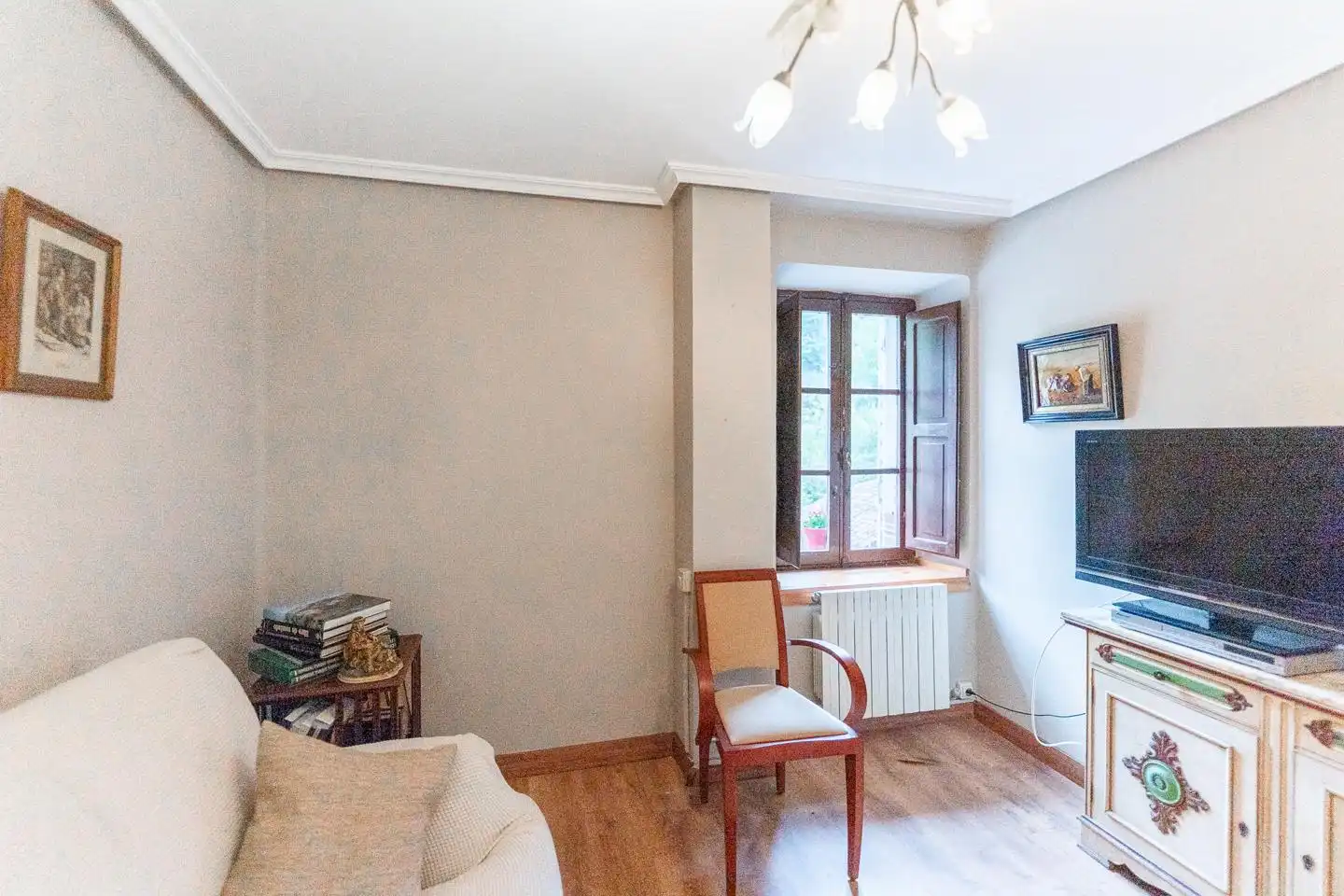 Sala de estar de Casa adosada en venta en Somiedo con Calefacción, Jardín privado y Terraza