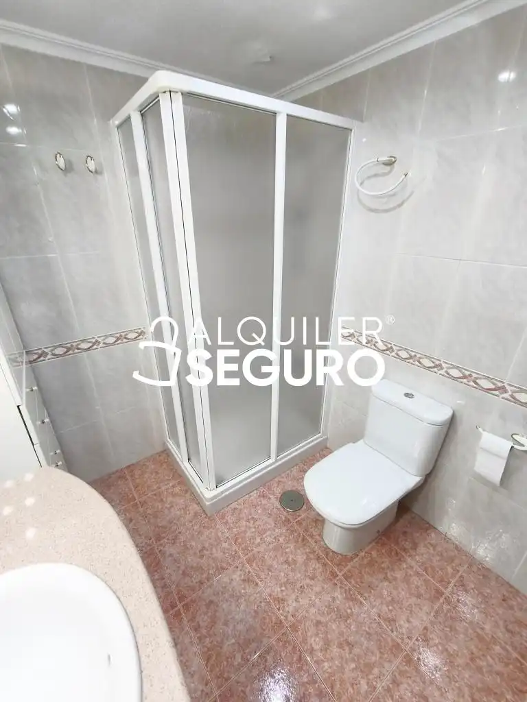 Bathroom of Flat for rent in Alicante / Alacant  with Air Conditioner, Terrace and Swimming Pool