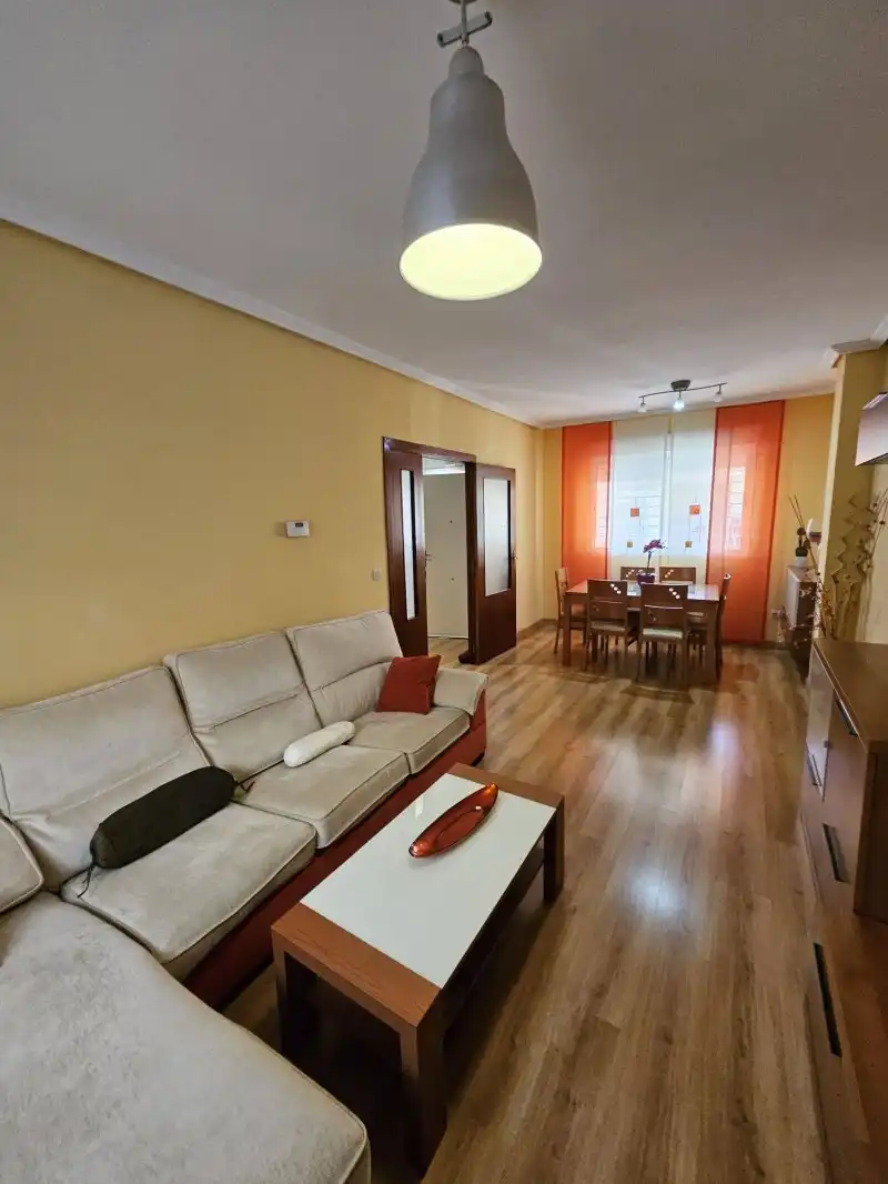 Sala d'estar de Casa o xalet de lloguer en Cáceres amb Aire condicionat, Calefacció i Parquet